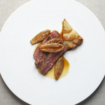 Bavette de boeuf aux échalotes, pomme Anna