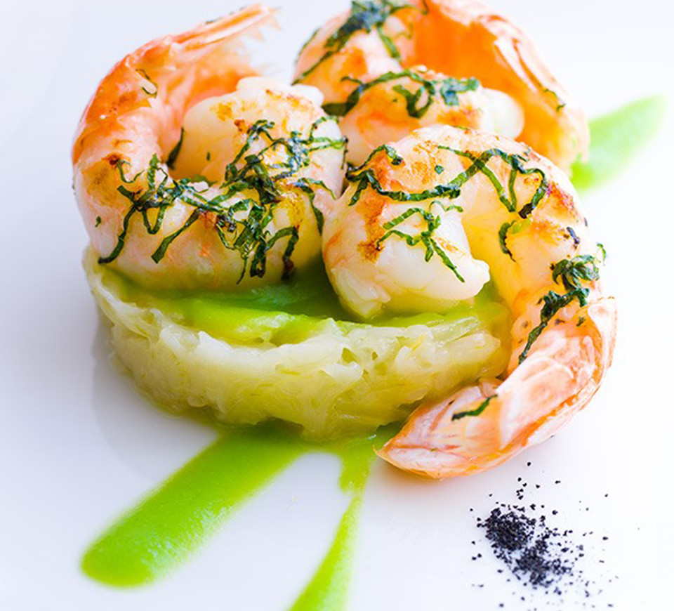 Les langoustines marinées à la menthe, crème de petits pois et oignons cébette à la réglisse mentholée