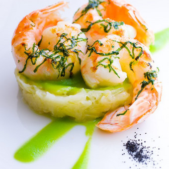 Les langoustines marinées à la menthe, crème de petits pois et oignons cébette à la réglisse mentholée