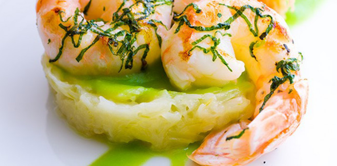 Les langoustines marinées à la menthe, crème de petits pois et oignons cébette à la réglisse mentholée