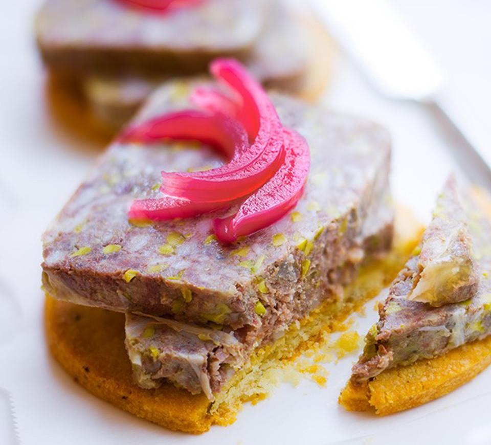 Terrine de gibier, pickles d'oignon rouge