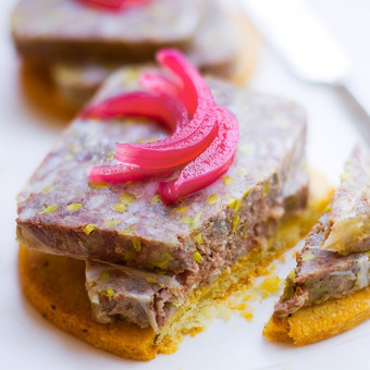 Terrine de gibier, pickles d'oignon rouge