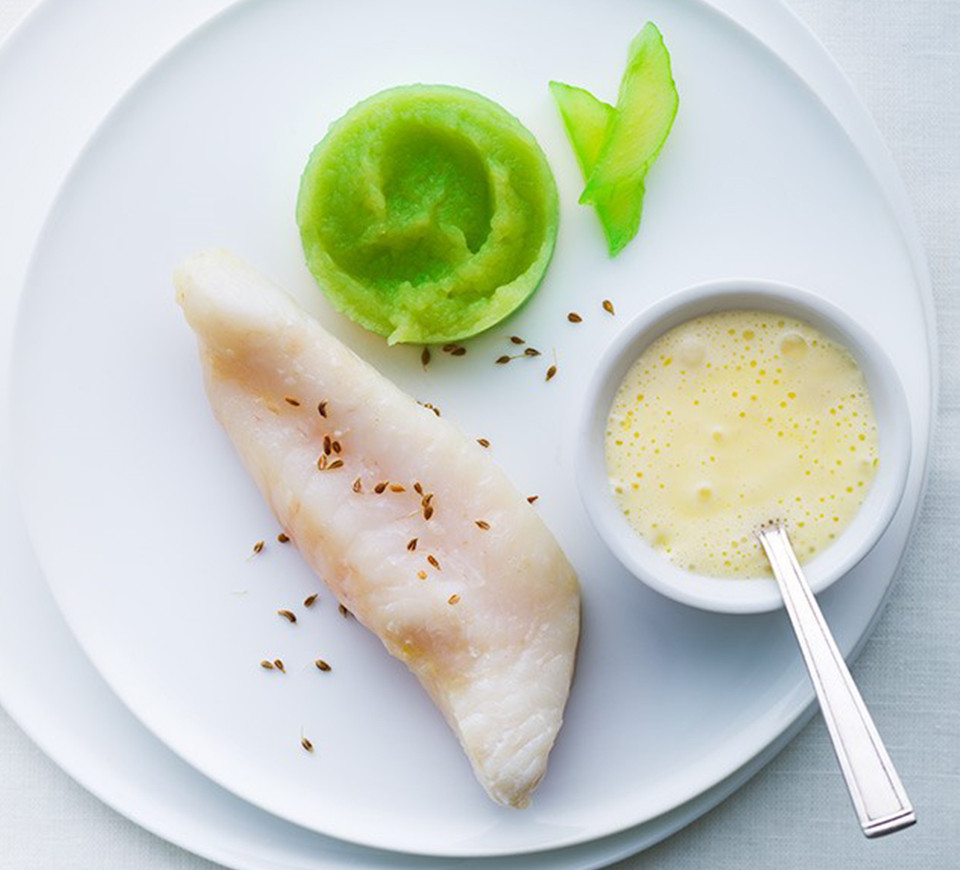 Le saint-pierre côtier à la vapeur douce, croquant et fine mousseline de concombre, beurre monté à l'anis vert