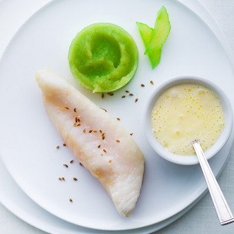 Le saint-pierre côtier à la vapeur douce, croquant et fine mousseline de concombre, beurre monté à l'anis vert