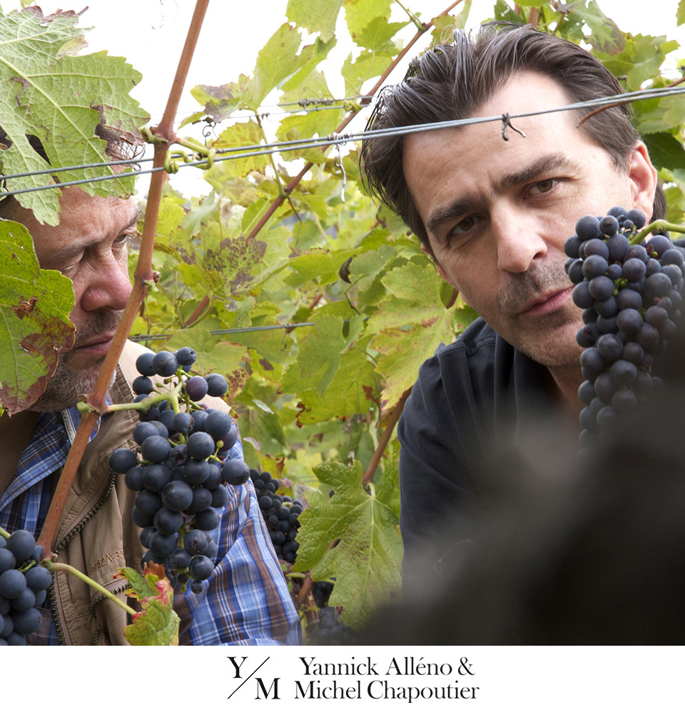 yannick alleno et michel chapoutier dans les vignes.